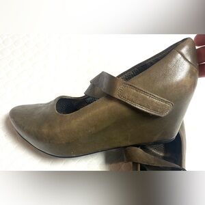 Tsubo Olive Green Art To Wear Leather Mary Jane Style Wedge 
Size 8
